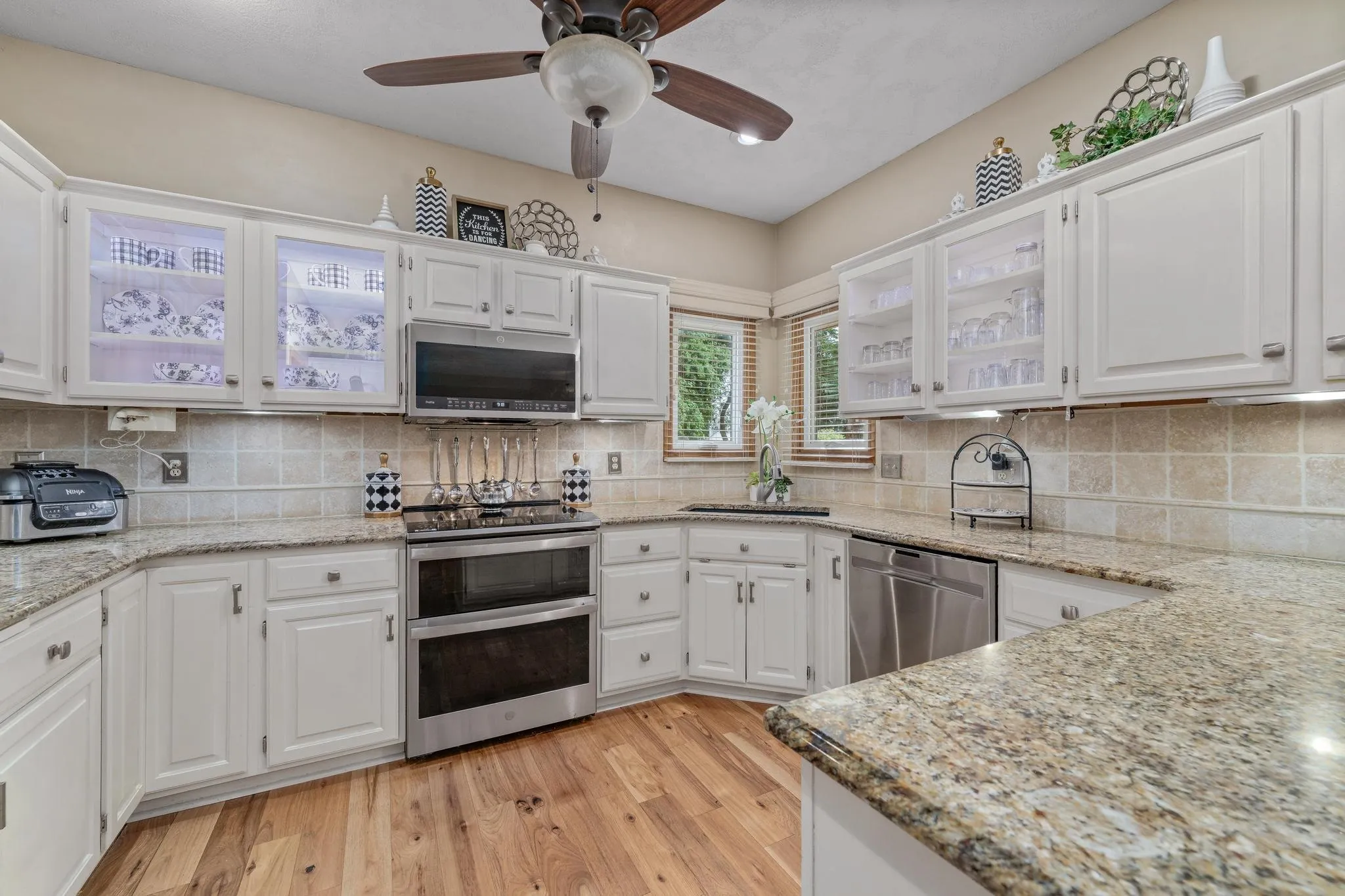 Wichita, Kansas 67212, United States, 4 Bedrooms Bedrooms, ,3 BathroomsBathrooms,Residential,Pending,207388