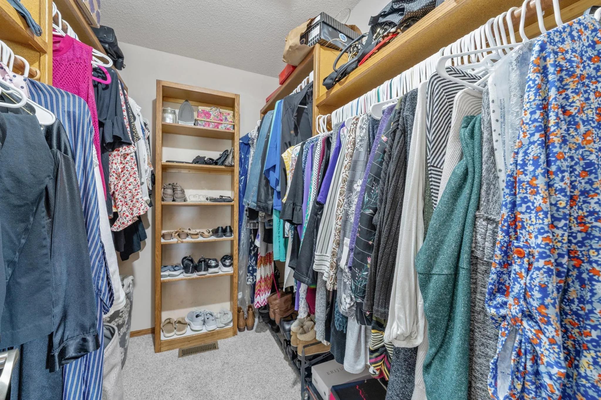 Wichita, Kansas 67212, United States, 4 Bedrooms Bedrooms, ,3 BathroomsBathrooms,Residential,Pending,207388