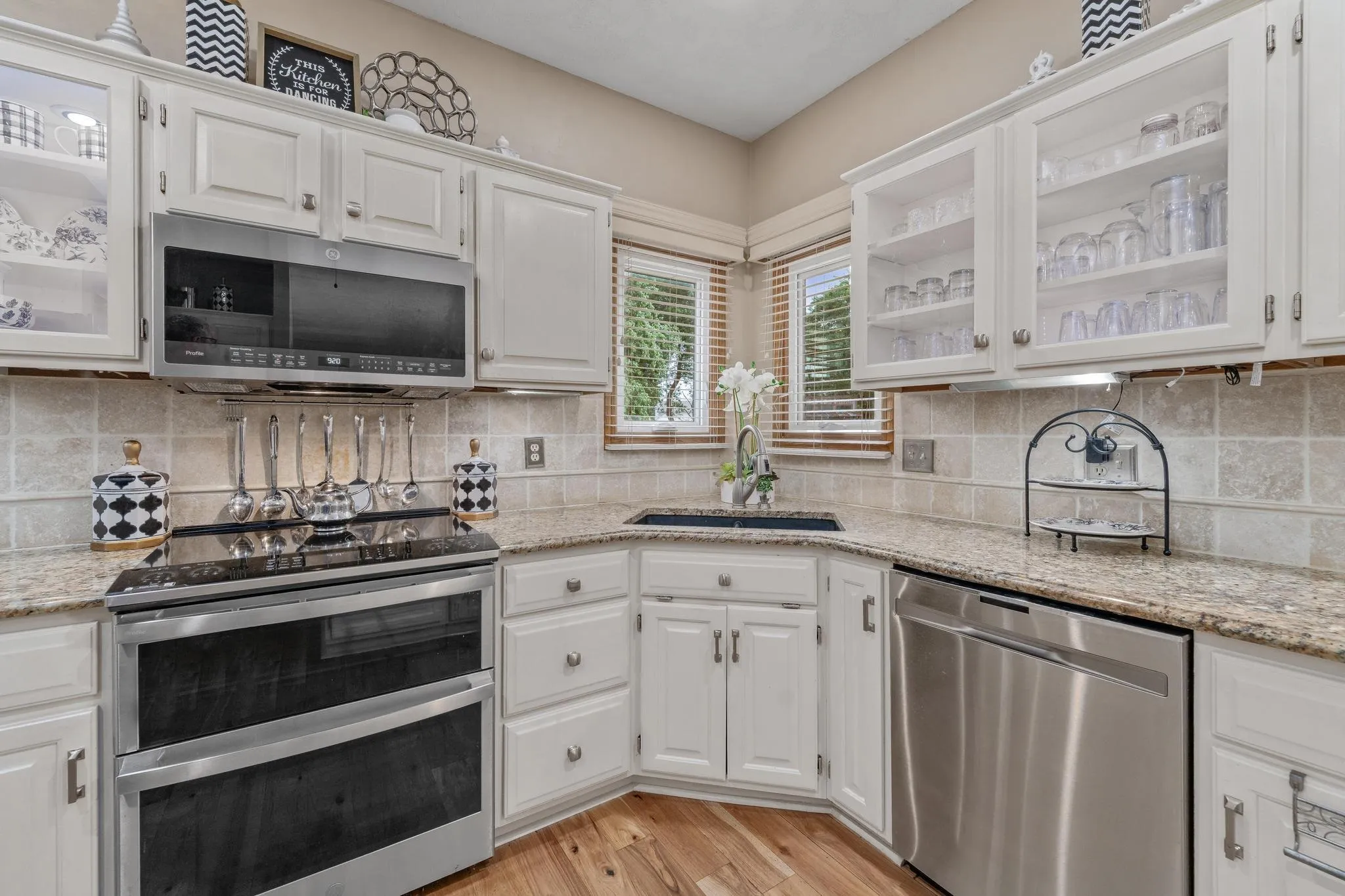 Wichita, Kansas 67212, United States, 4 Bedrooms Bedrooms, ,3 BathroomsBathrooms,Residential,Pending,207388