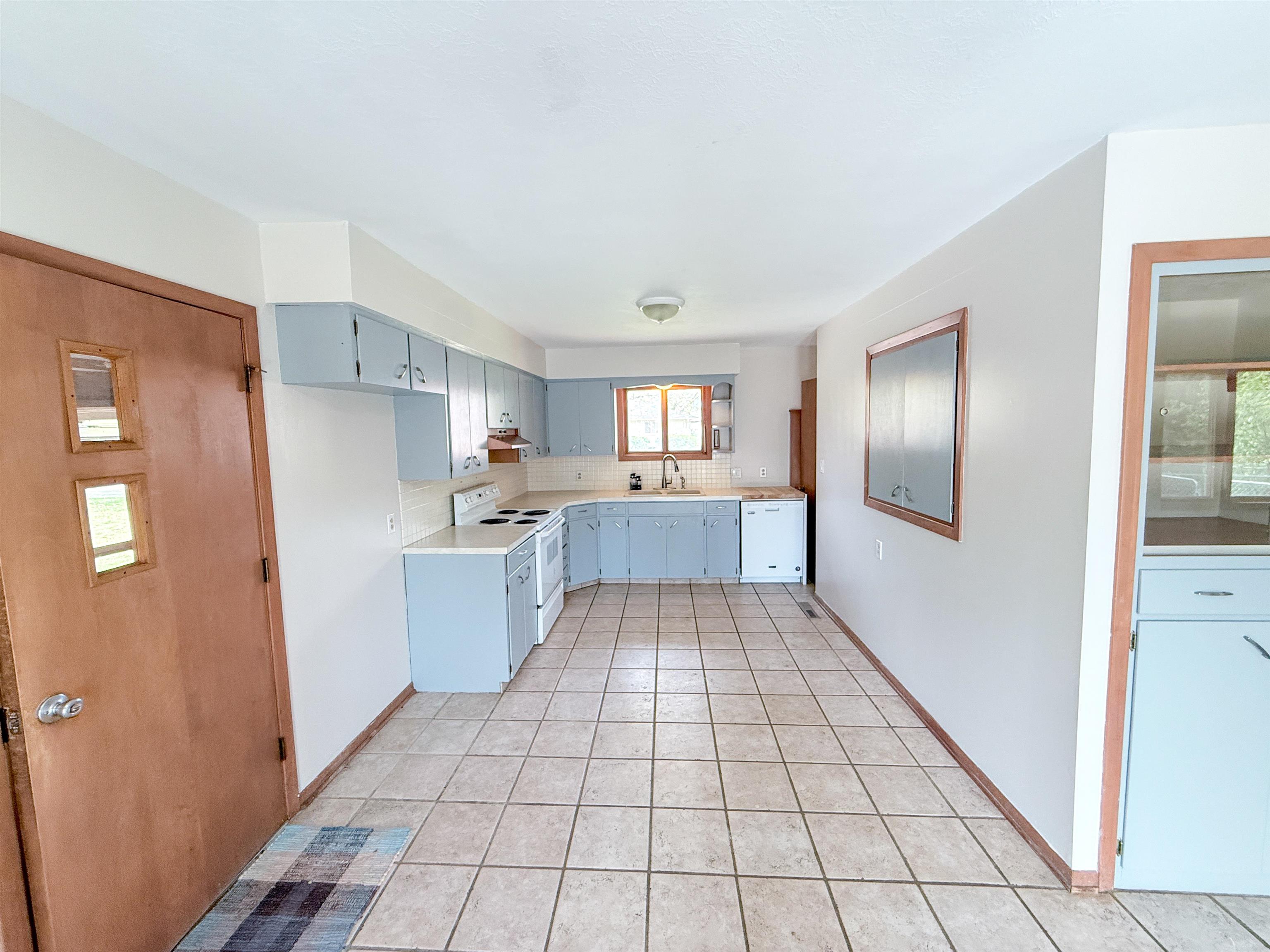 605 Catalina Dr, Hutchinson, Kansas image 2