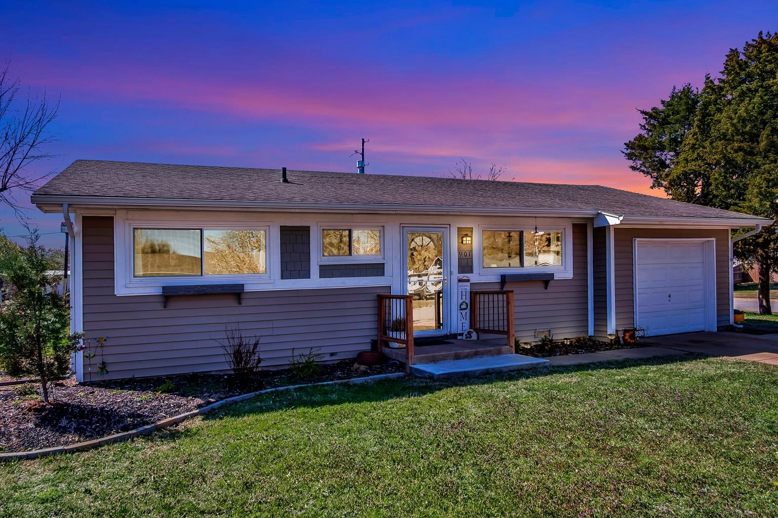 Newton, Kansas 67114, United States, 2 Bedrooms Bedrooms, ,2 BathroomsBathrooms,Residential,Pending,61896