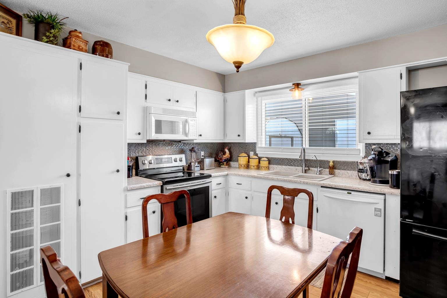 Newton, Kansas 67114, United States, 2 Bedrooms Bedrooms, ,2 BathroomsBathrooms,Residential,Pending,61896