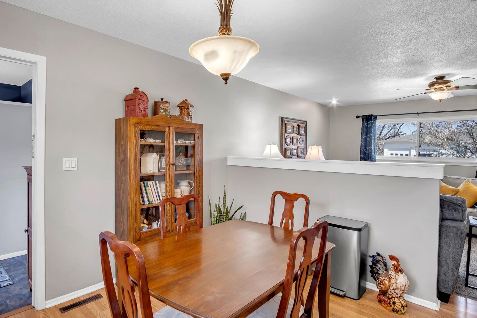 Newton, Kansas 67114, United States, 2 Bedrooms Bedrooms, ,2 BathroomsBathrooms,Residential,Pending,61896