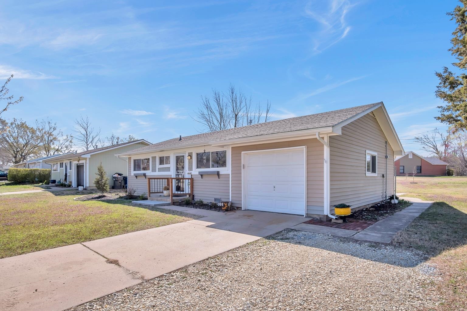 Newton, Kansas 67114, United States, 2 Bedrooms Bedrooms, ,2 BathroomsBathrooms,Residential,Pending,61896