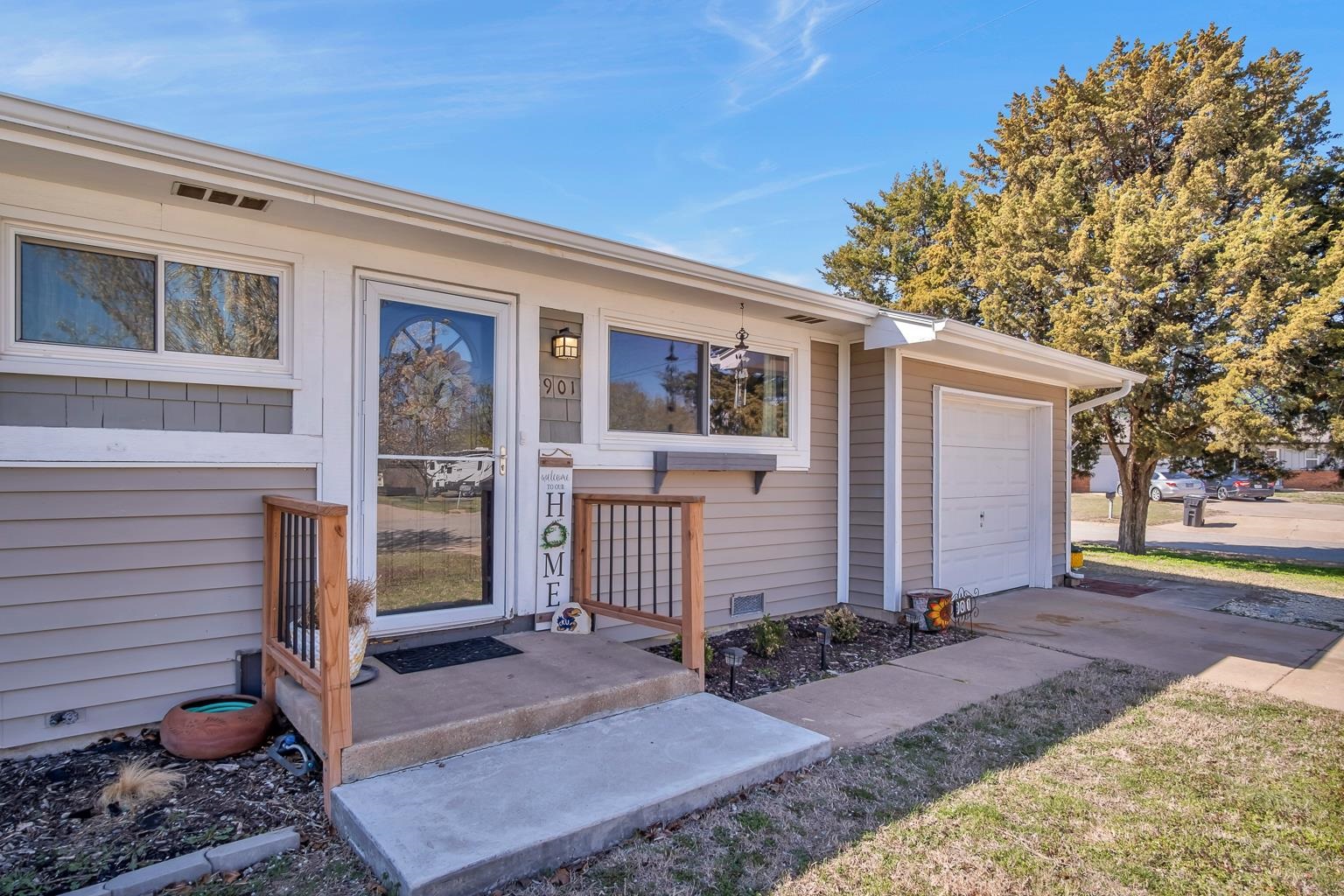 Newton, Kansas 67114, United States, 2 Bedrooms Bedrooms, ,2 BathroomsBathrooms,Residential,Pending,61896