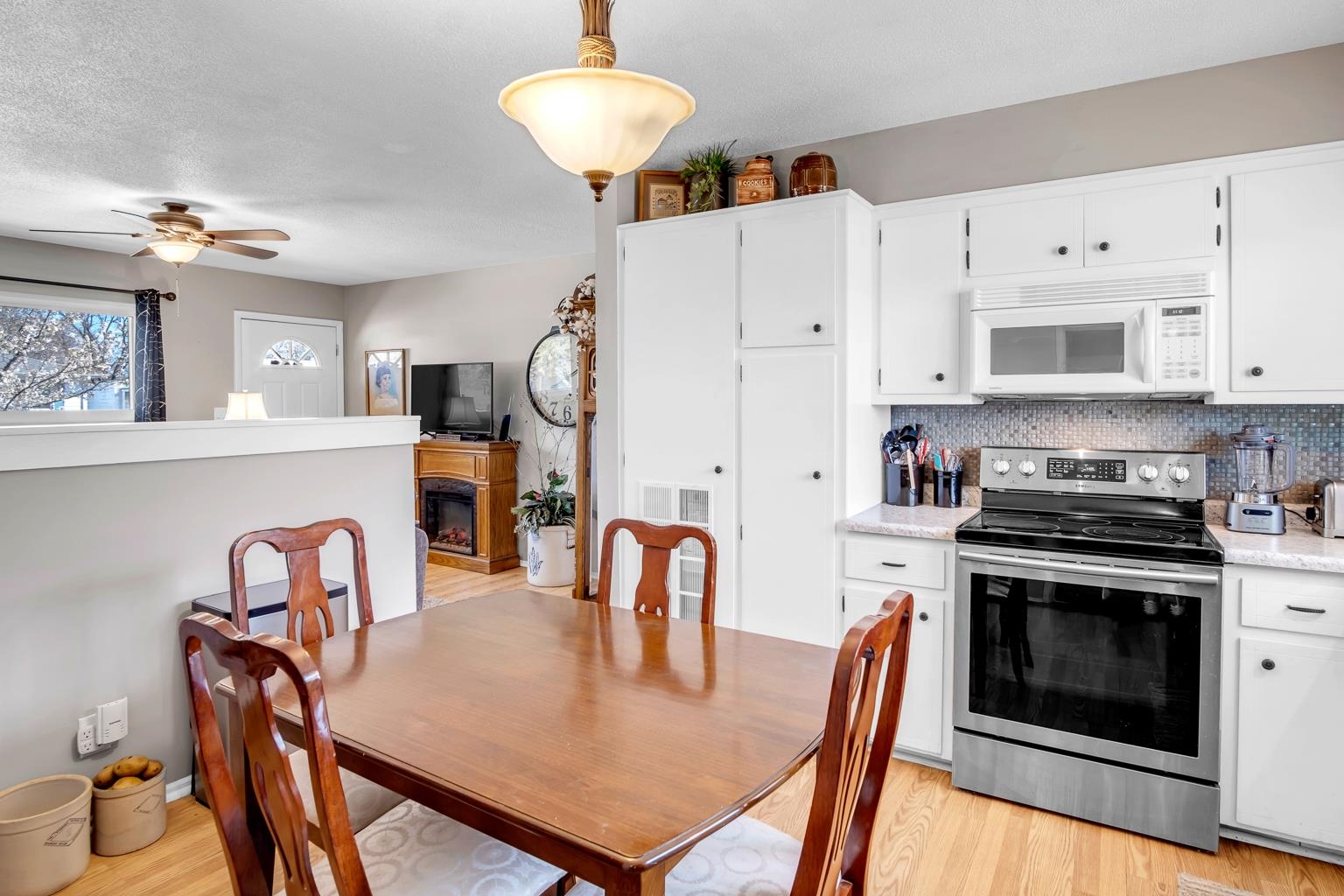 Newton, Kansas 67114, United States, 2 Bedrooms Bedrooms, ,2 BathroomsBathrooms,Residential,Pending,61896