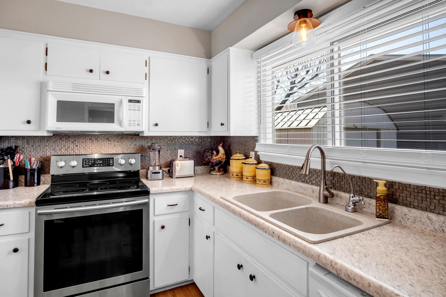 Newton, Kansas 67114, United States, 2 Bedrooms Bedrooms, ,2 BathroomsBathrooms,Residential,Pending,61896