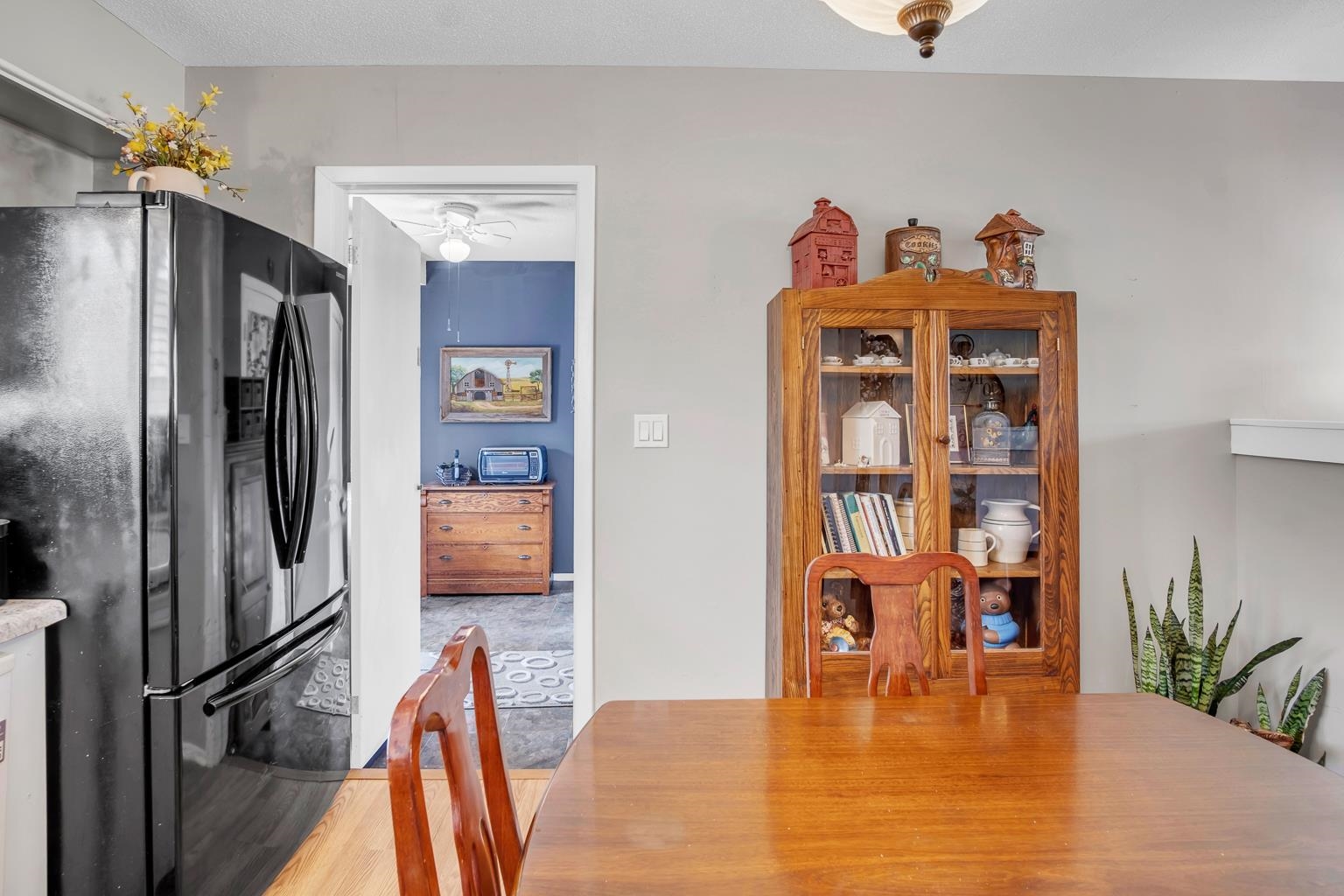 Newton, Kansas 67114, United States, 2 Bedrooms Bedrooms, ,2 BathroomsBathrooms,Residential,Pending,61896