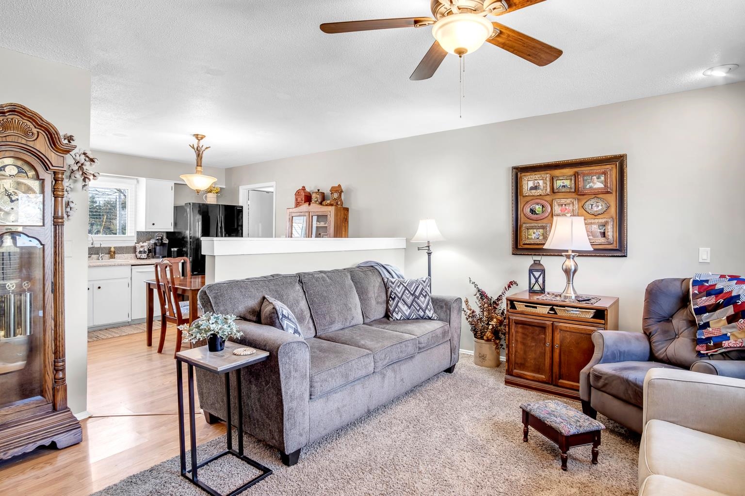 Newton, Kansas 67114, United States, 2 Bedrooms Bedrooms, ,2 BathroomsBathrooms,Residential,Pending,61896