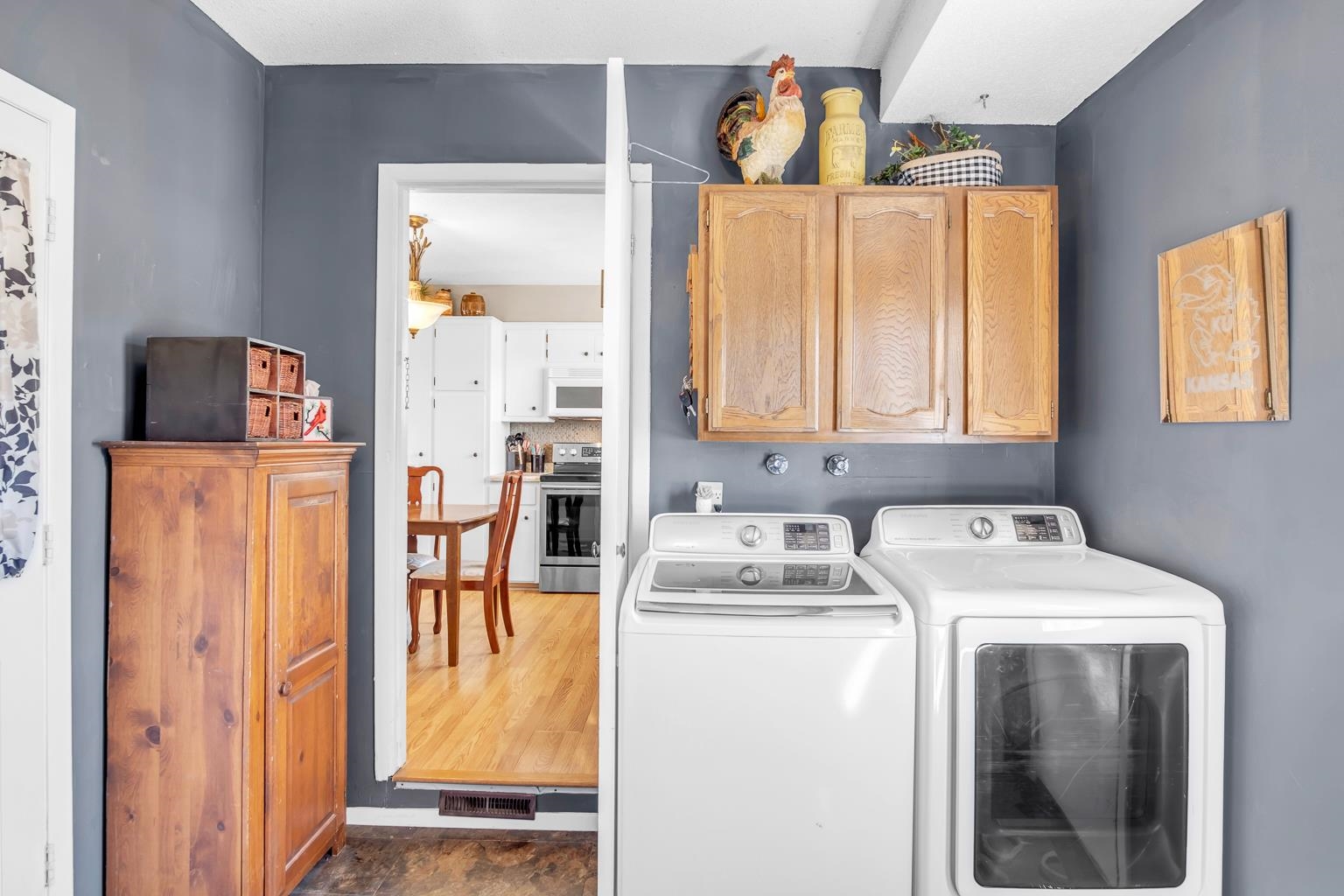 Newton, Kansas 67114, United States, 2 Bedrooms Bedrooms, ,2 BathroomsBathrooms,Residential,Pending,61896