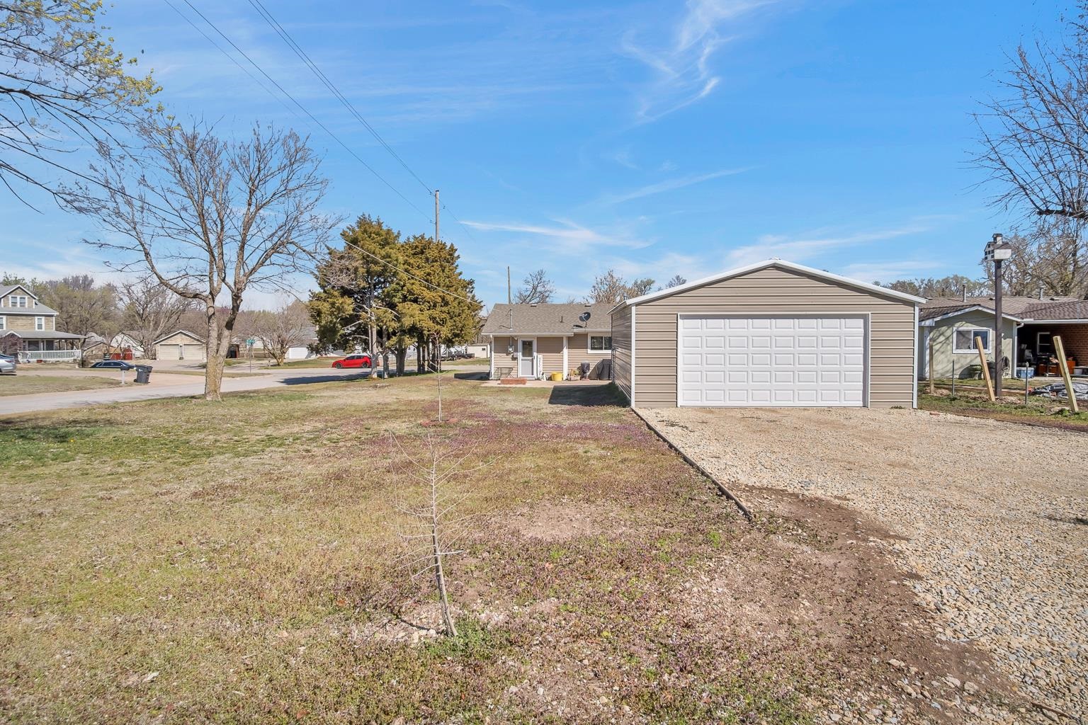 Newton, Kansas 67114, United States, 2 Bedrooms Bedrooms, ,2 BathroomsBathrooms,Residential,Pending,61896