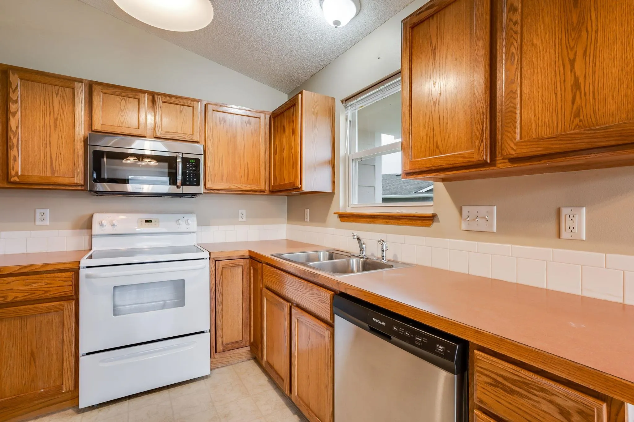 Wichita, Kansas 67209, United States, 3 Bedrooms Bedrooms, ,3 BathroomsBathrooms,Residential,Pending,247602