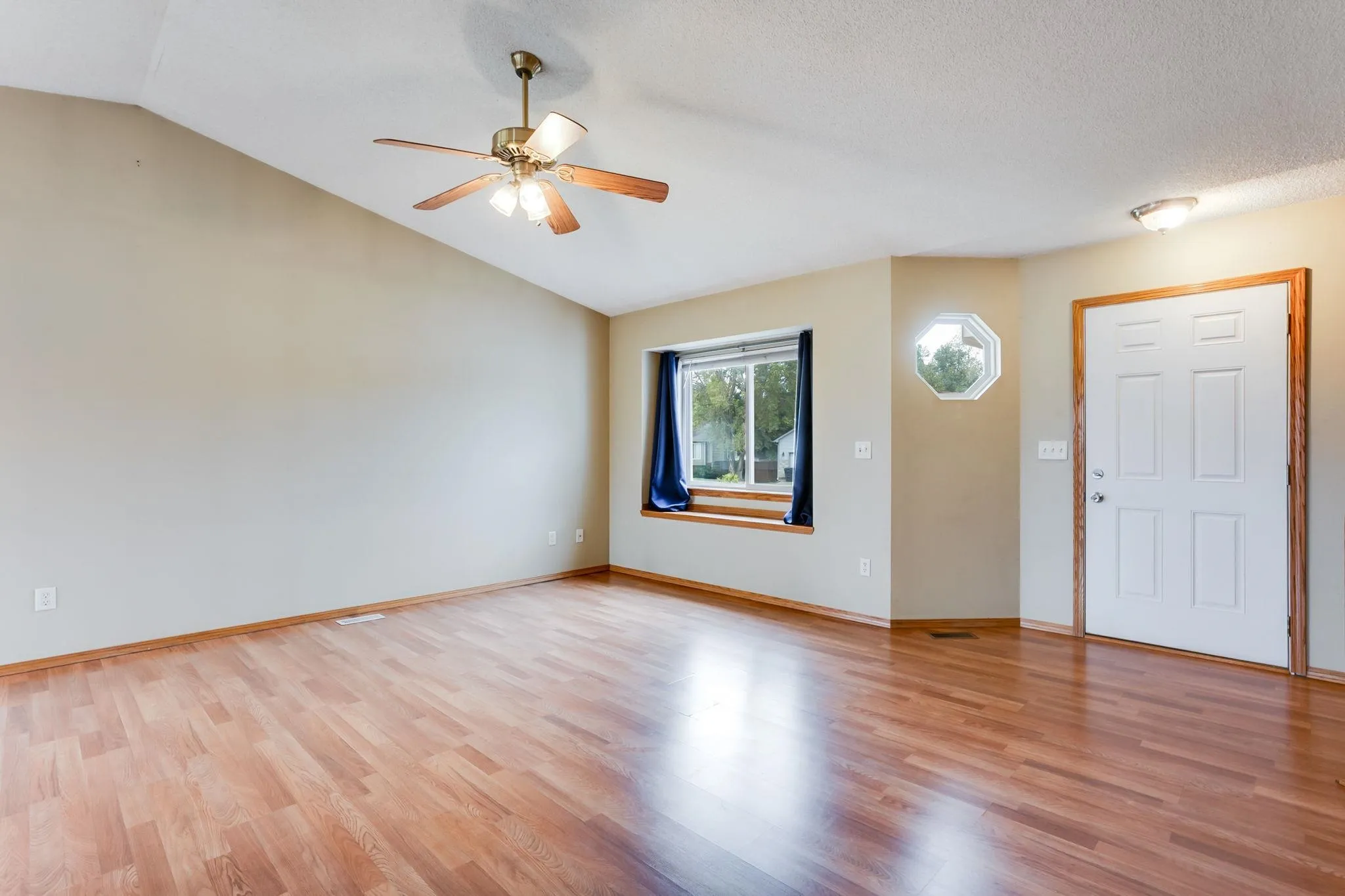 Wichita, Kansas 67209, United States, 3 Bedrooms Bedrooms, ,3 BathroomsBathrooms,Residential,Pending,247602