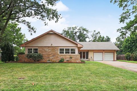 Homes For Sale - 1901 W Nottingham Ln<br/> Wichita, KS 67204