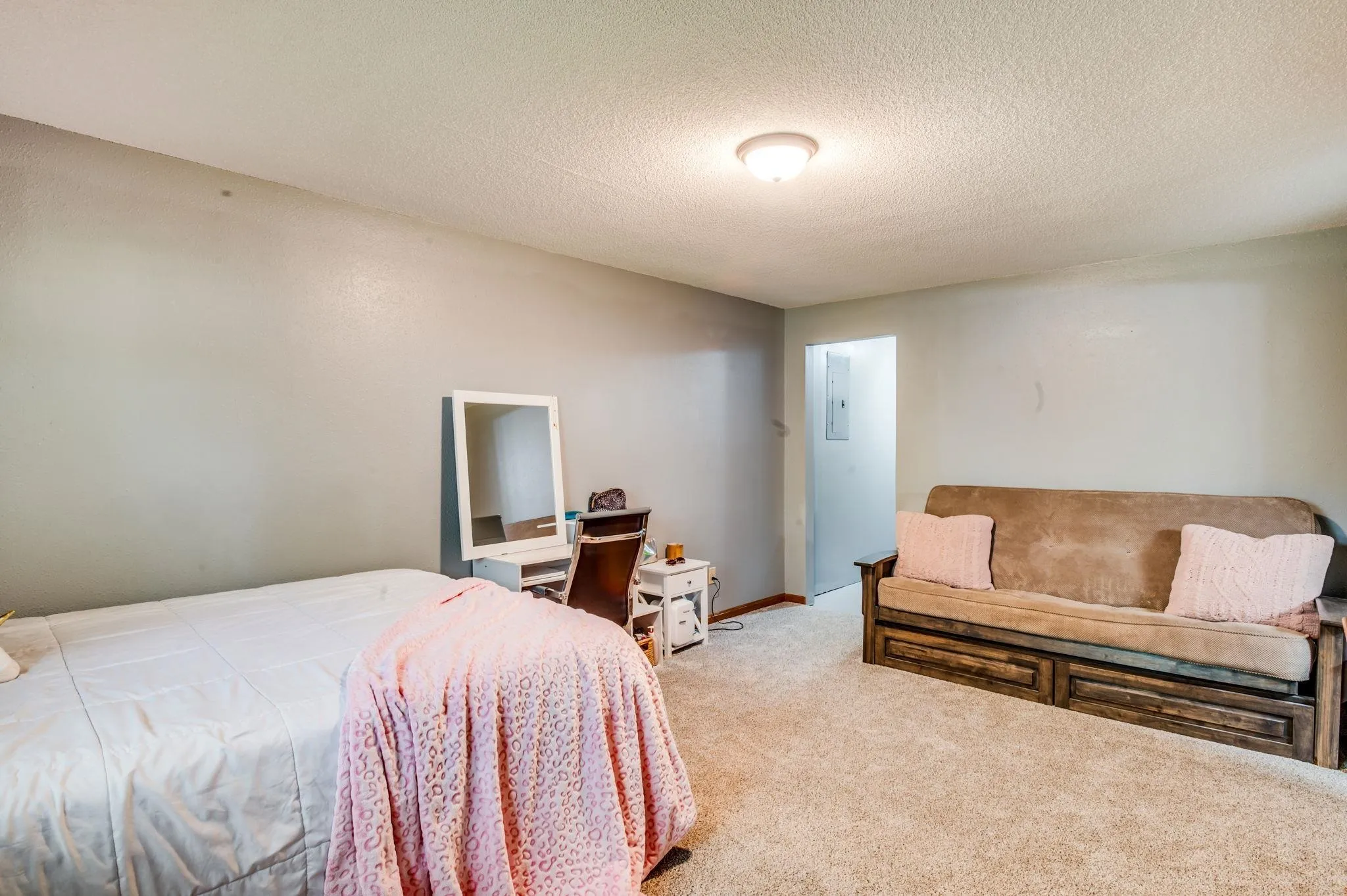 Wichita, Kansas 67212, United States, 5 Bedrooms Bedrooms, ,3 BathroomsBathrooms,Residential,Active,150500