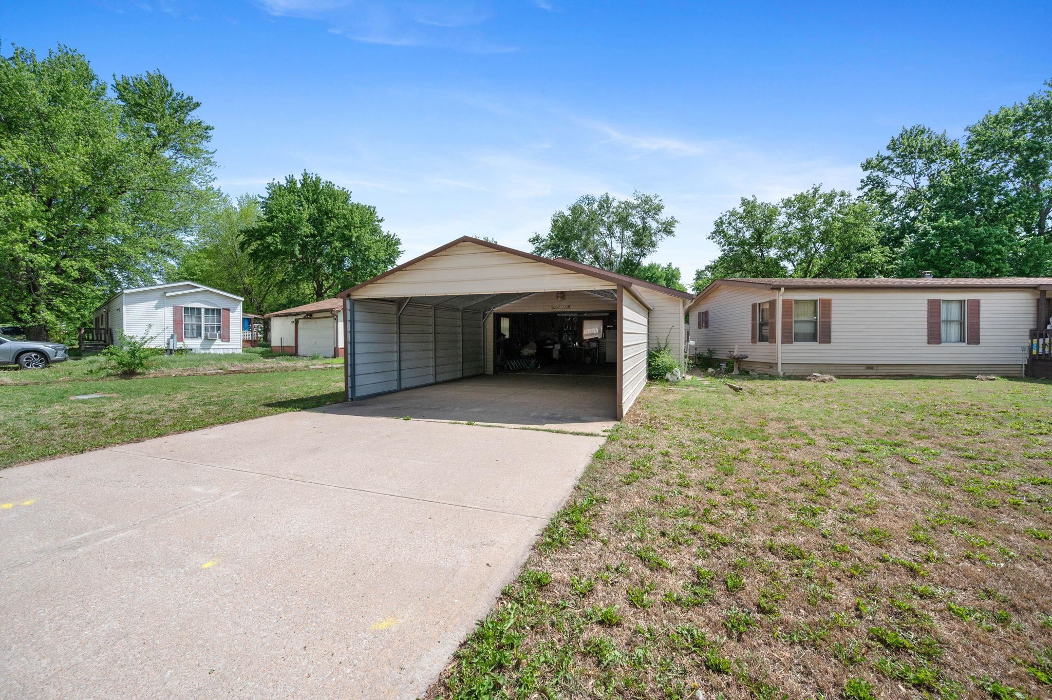4866 S Bluff St, Wichita, Kansas image 29