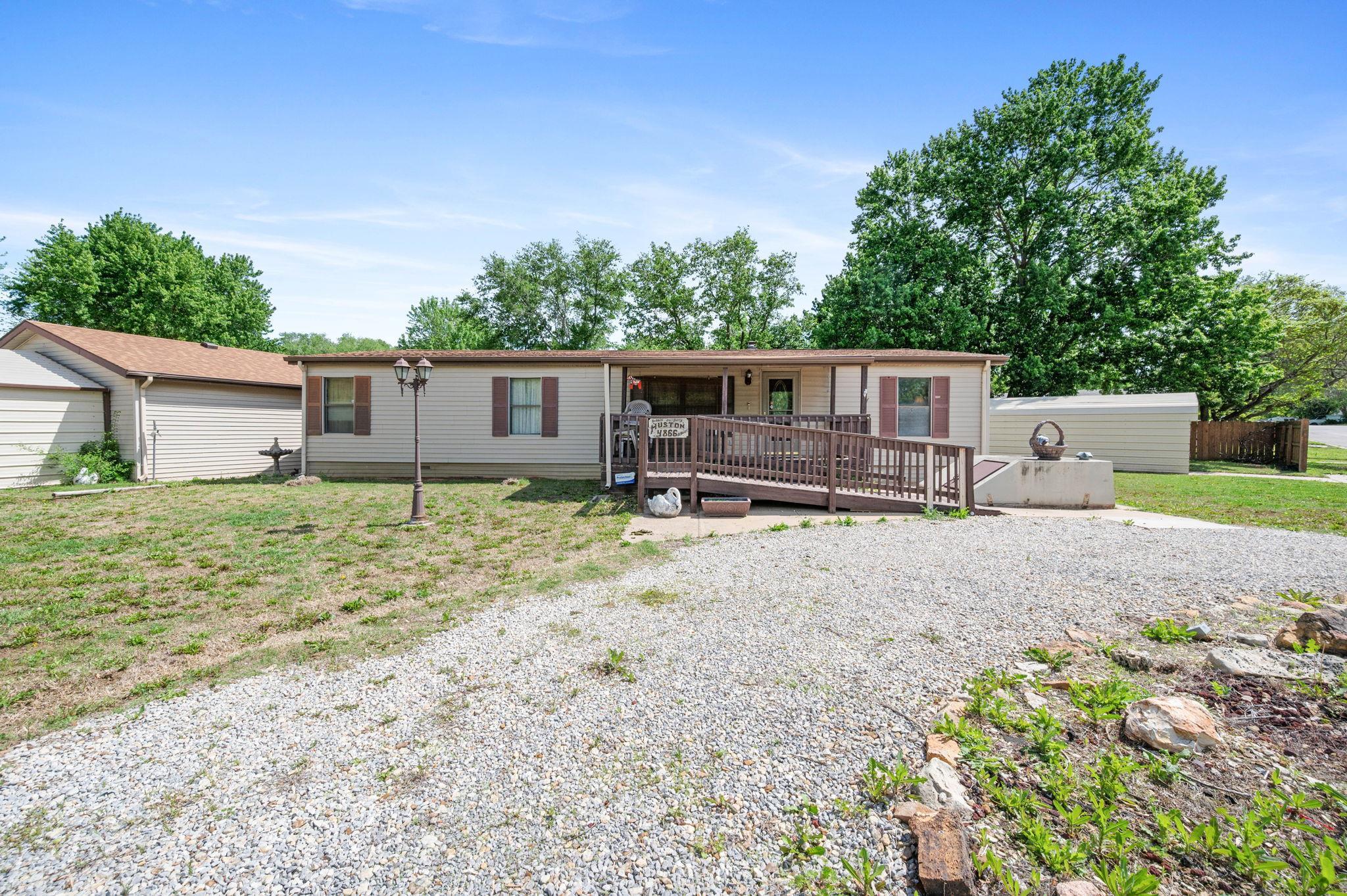 4866 S Bluff St, Wichita, Kansas image 1