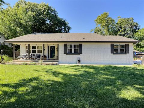Homes For Sale - 818 E Greenway Ct<br/> Derby, KS 67037