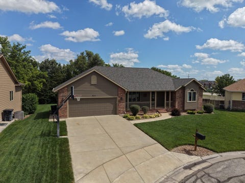 Homes For Sale - 941 Twin Oaks Dr<br/> Salina, KS 67401