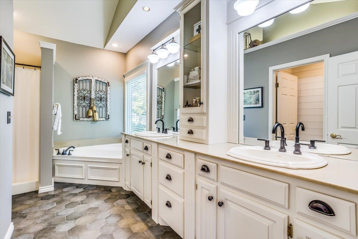 Derby, Kansas 67037, United States, 4 Bedrooms Bedrooms, ,4 BathroomsBathrooms,Residential,Pending,59174