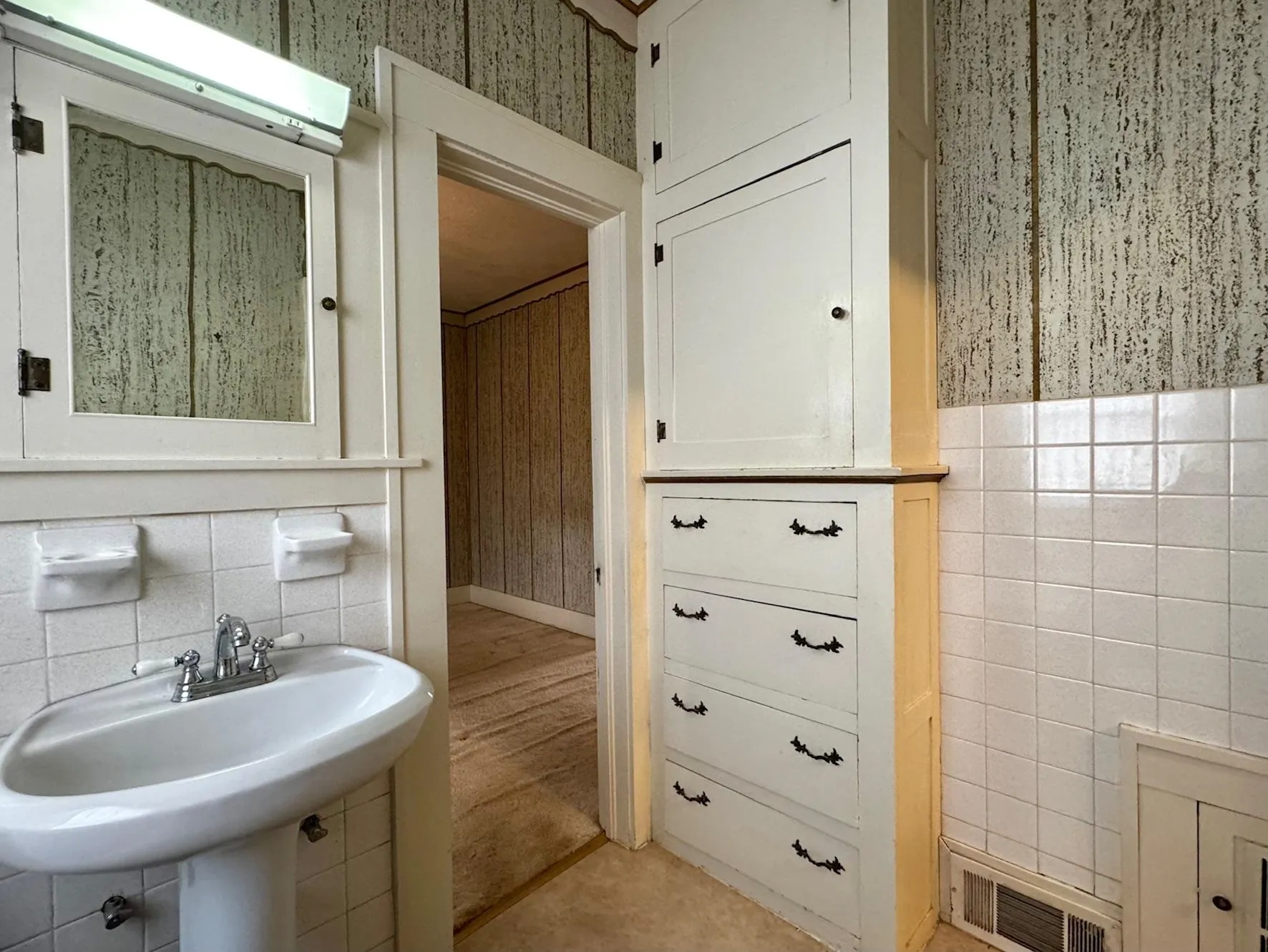 Wellington, Kansas 67152, United States, 3 Bedrooms Bedrooms, ,2 BathroomsBathrooms,Residential,Active,246640