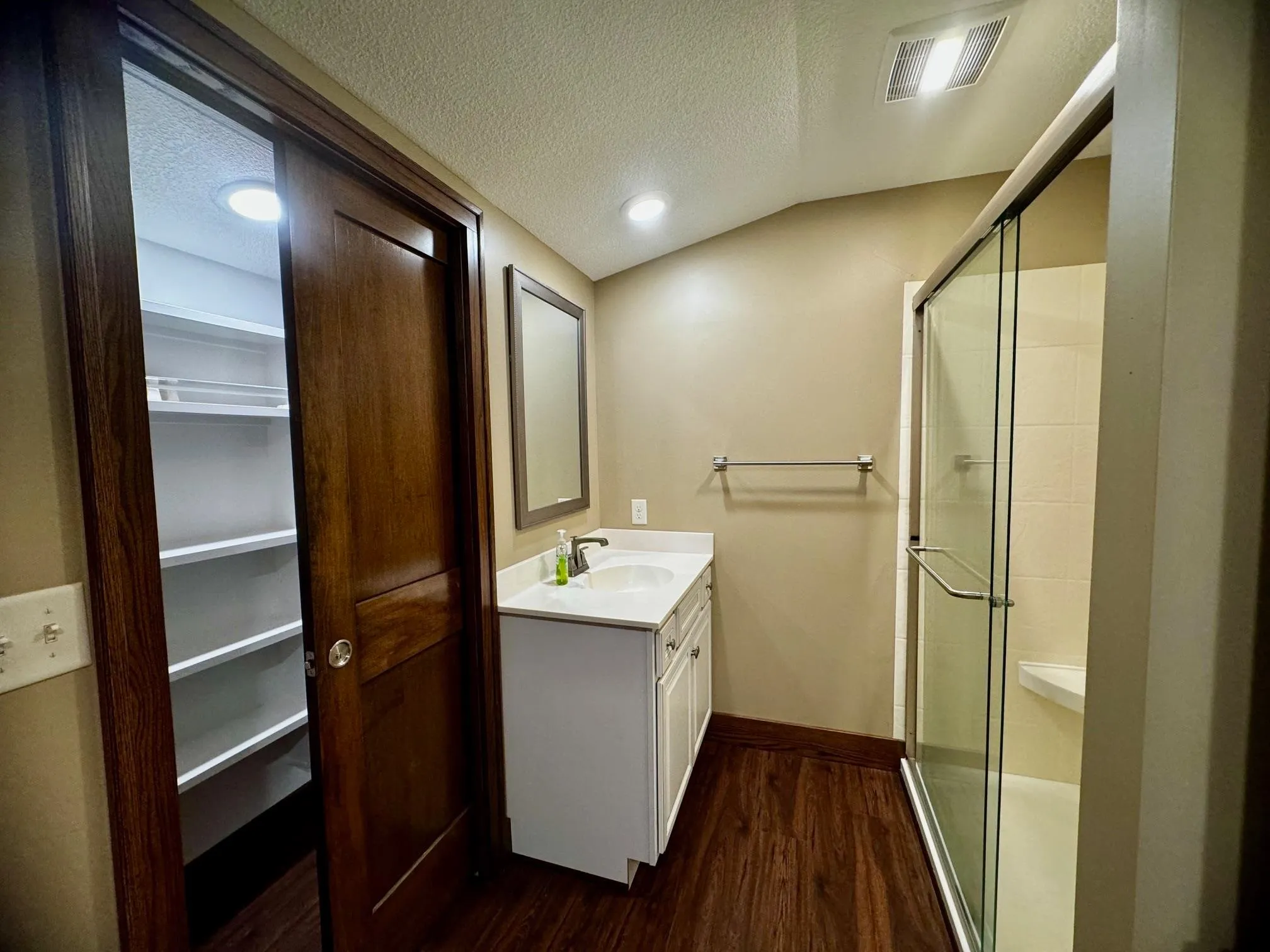 Wellington, Kansas 67152, United States, 3 Bedrooms Bedrooms, ,2 BathroomsBathrooms,Residential,Active,246640