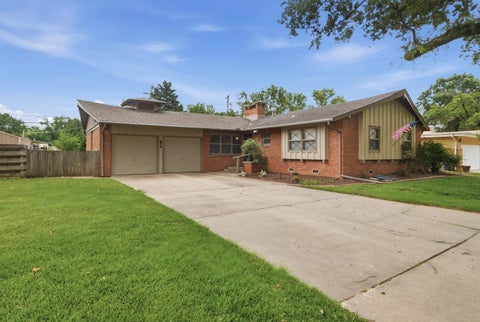 Homes For Sale - 812 N Chipper Ln<br/> Wichita, KS 67212