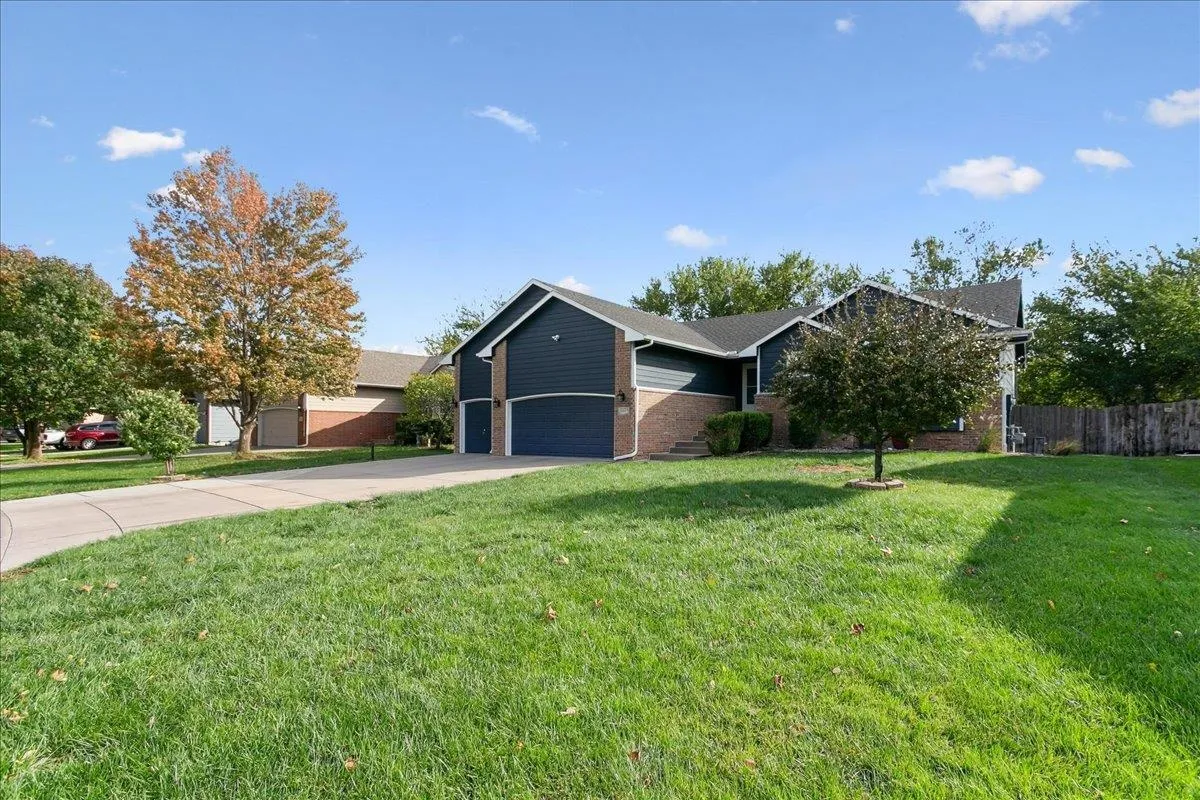 Andover, Kansas 67002, United States, 4 Bedrooms Bedrooms, ,3 BathroomsBathrooms,Residential,Active,239014