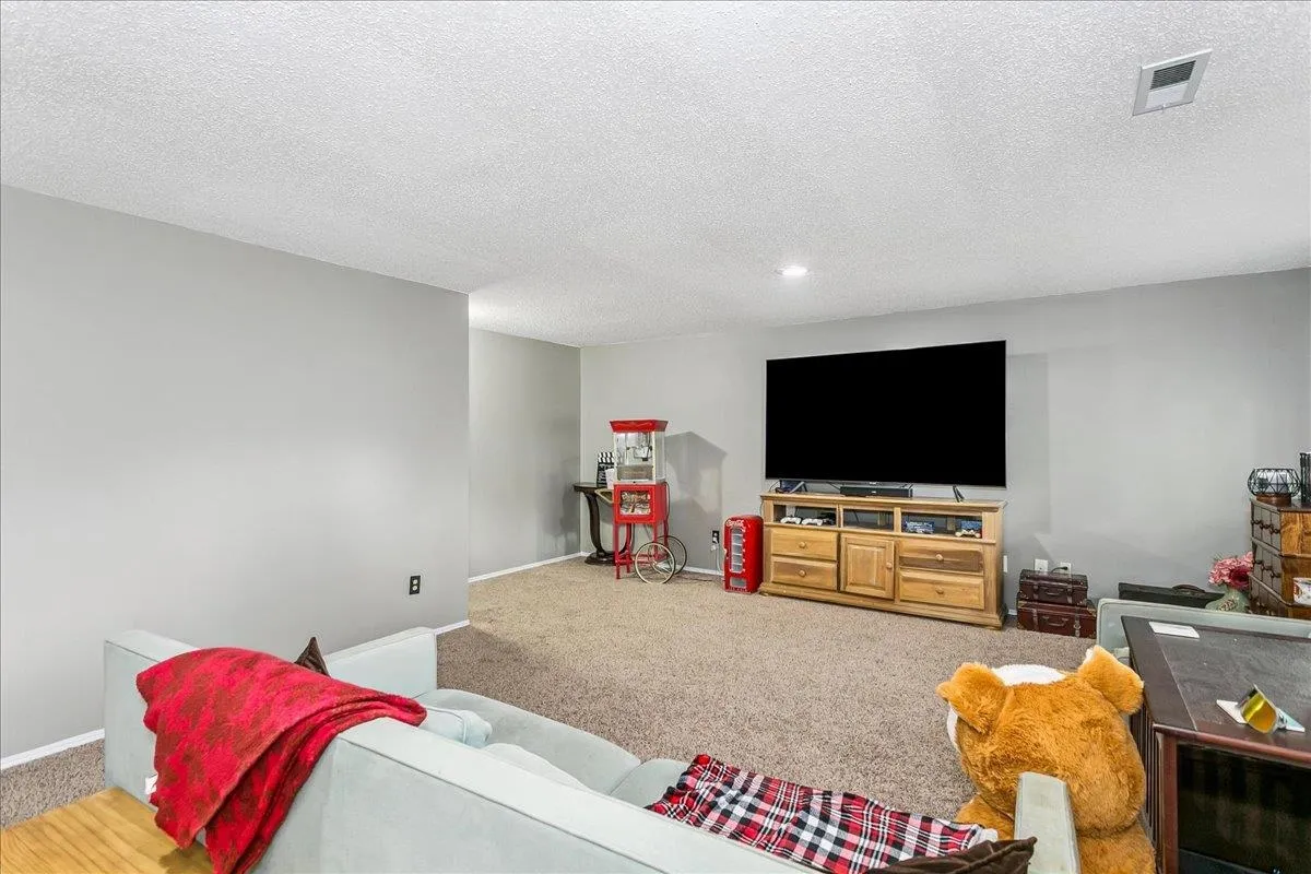 Andover, Kansas 67002, United States, 4 Bedrooms Bedrooms, ,3 BathroomsBathrooms,Residential,Active,239014