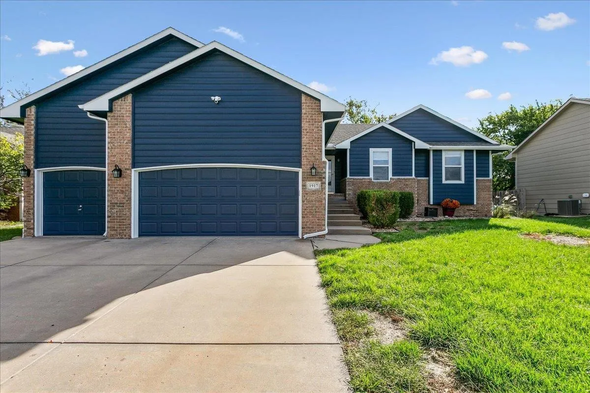 Andover, Kansas 67002, United States, 4 Bedrooms Bedrooms, ,3 BathroomsBathrooms,Residential,Active,239014