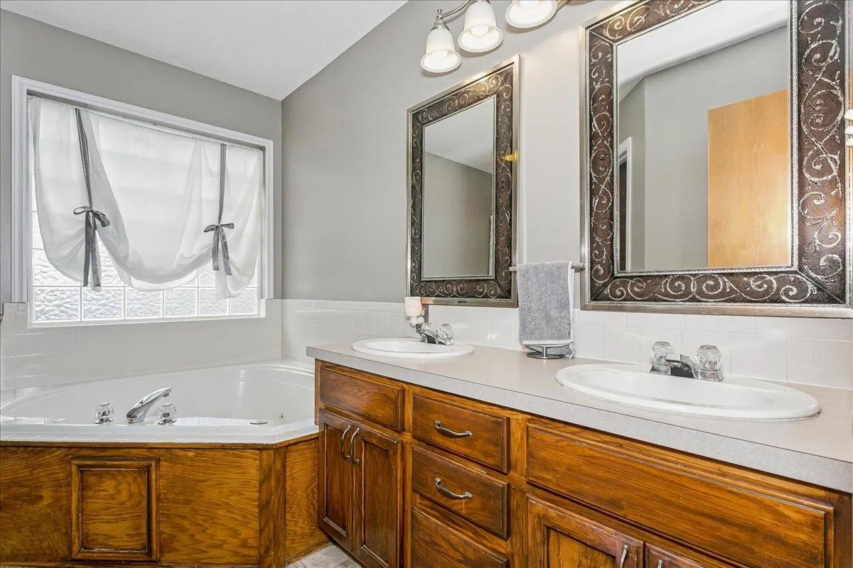 Andover, Kansas 67002, United States, 4 Bedrooms Bedrooms, ,3 BathroomsBathrooms,Residential,Active,239014