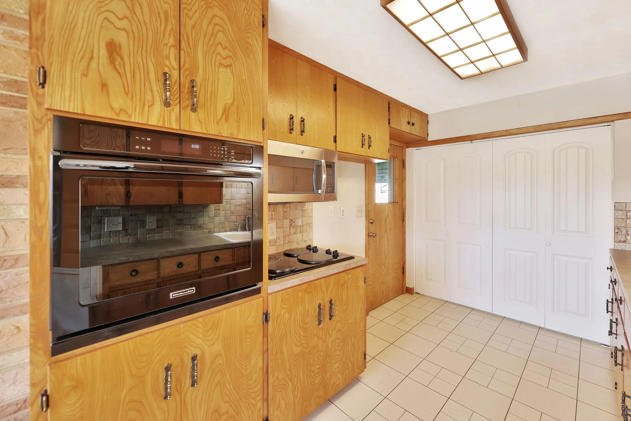 Wichita, Kansas 67217, United States, 3 Bedrooms Bedrooms, ,1 BathroomBathrooms,Residential,Pending,83528