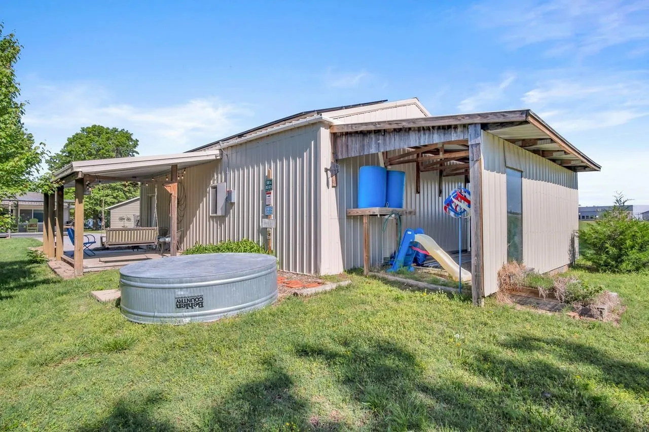 Newton, Kansas 67114, United States, 3 Bedrooms Bedrooms, ,2 BathroomsBathrooms,Residential,Pending,128455