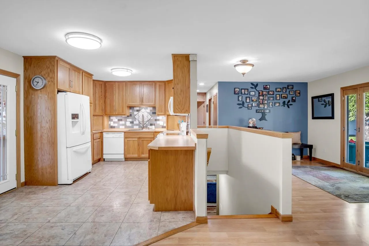 Newton, Kansas 67114, United States, 3 Bedrooms Bedrooms, ,2 BathroomsBathrooms,Residential,Pending,128455