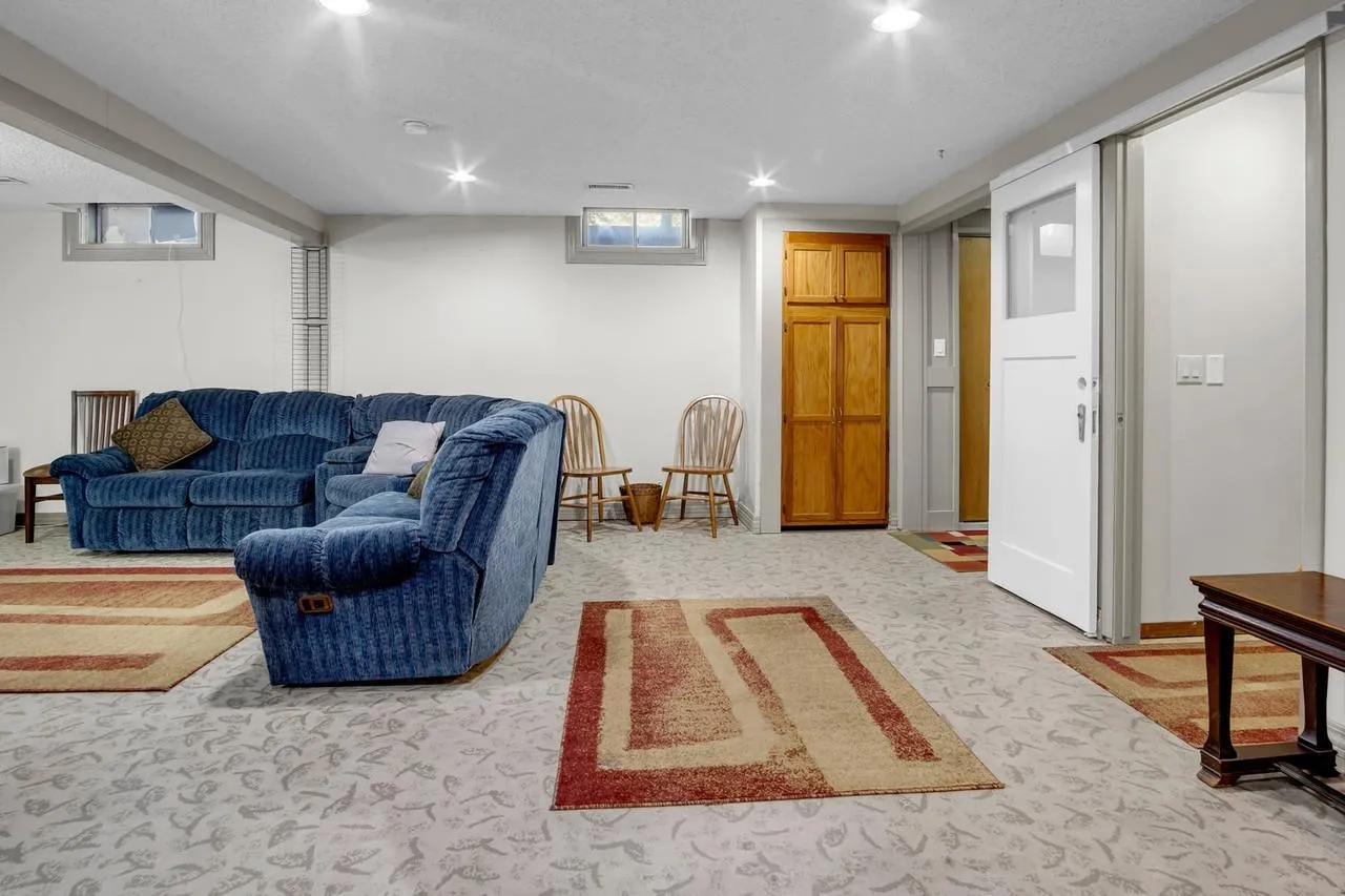 Newton, Kansas 67114, United States, 3 Bedrooms Bedrooms, ,2 BathroomsBathrooms,Residential,Pending,128455