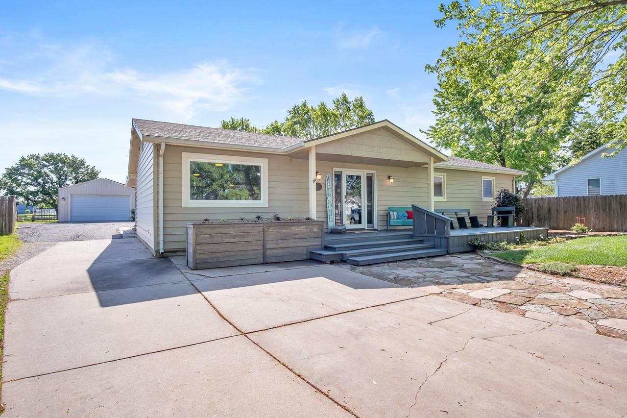 516 Meadowbrook Ct, Newton, Kansas image 1