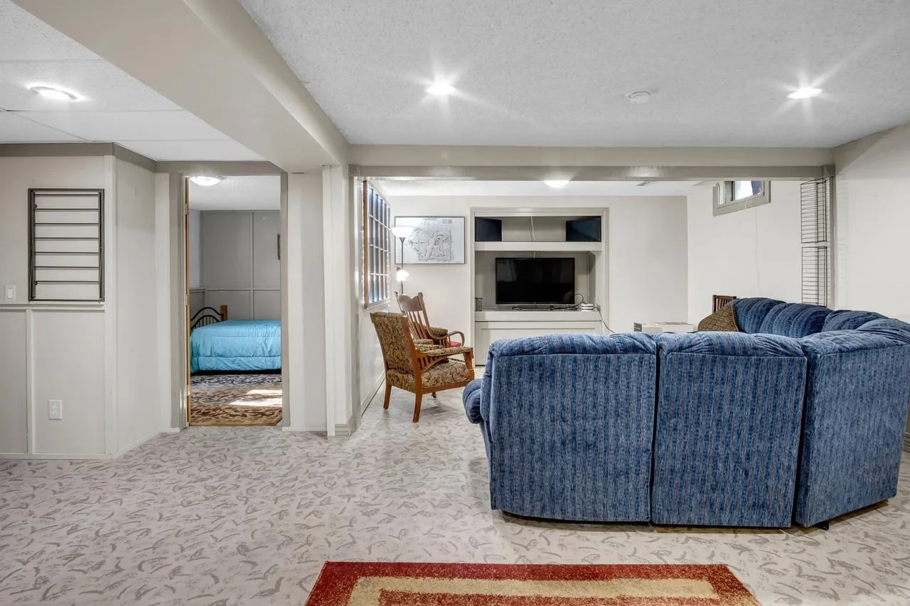 Newton, Kansas 67114, United States, 3 Bedrooms Bedrooms, ,2 BathroomsBathrooms,Residential,Pending,128455