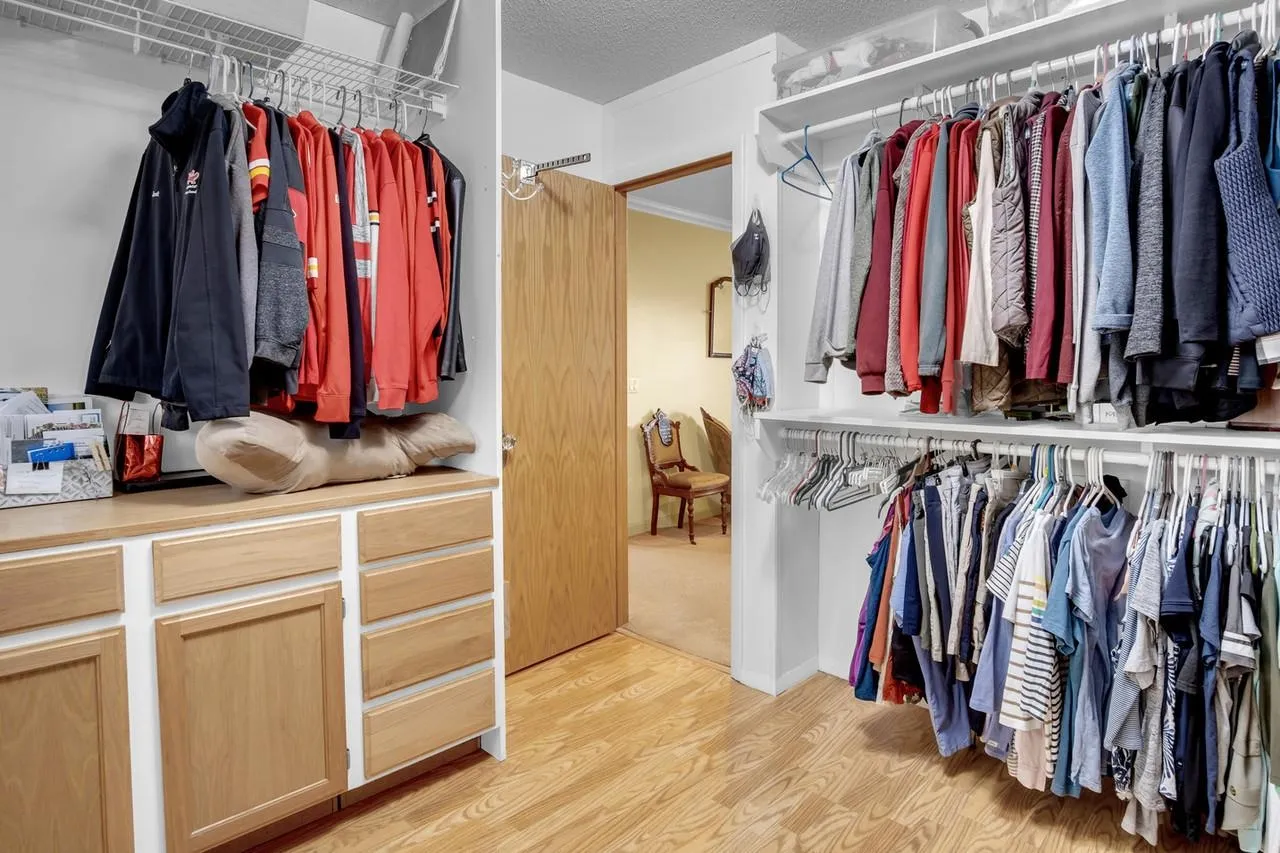 Newton, Kansas 67114, United States, 3 Bedrooms Bedrooms, ,2 BathroomsBathrooms,Residential,Pending,128455