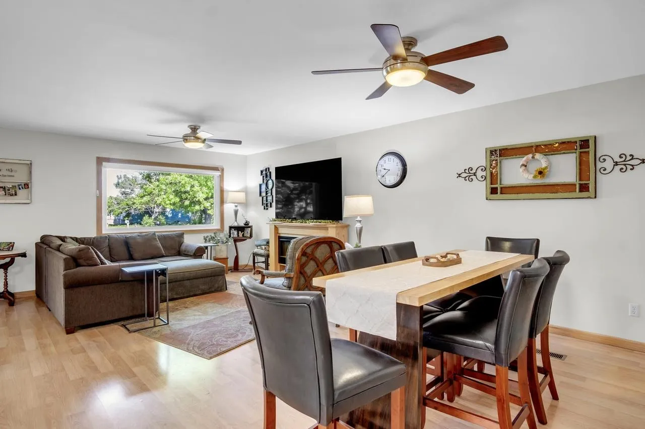 Newton, Kansas 67114, United States, 3 Bedrooms Bedrooms, ,2 BathroomsBathrooms,Residential,Pending,128455