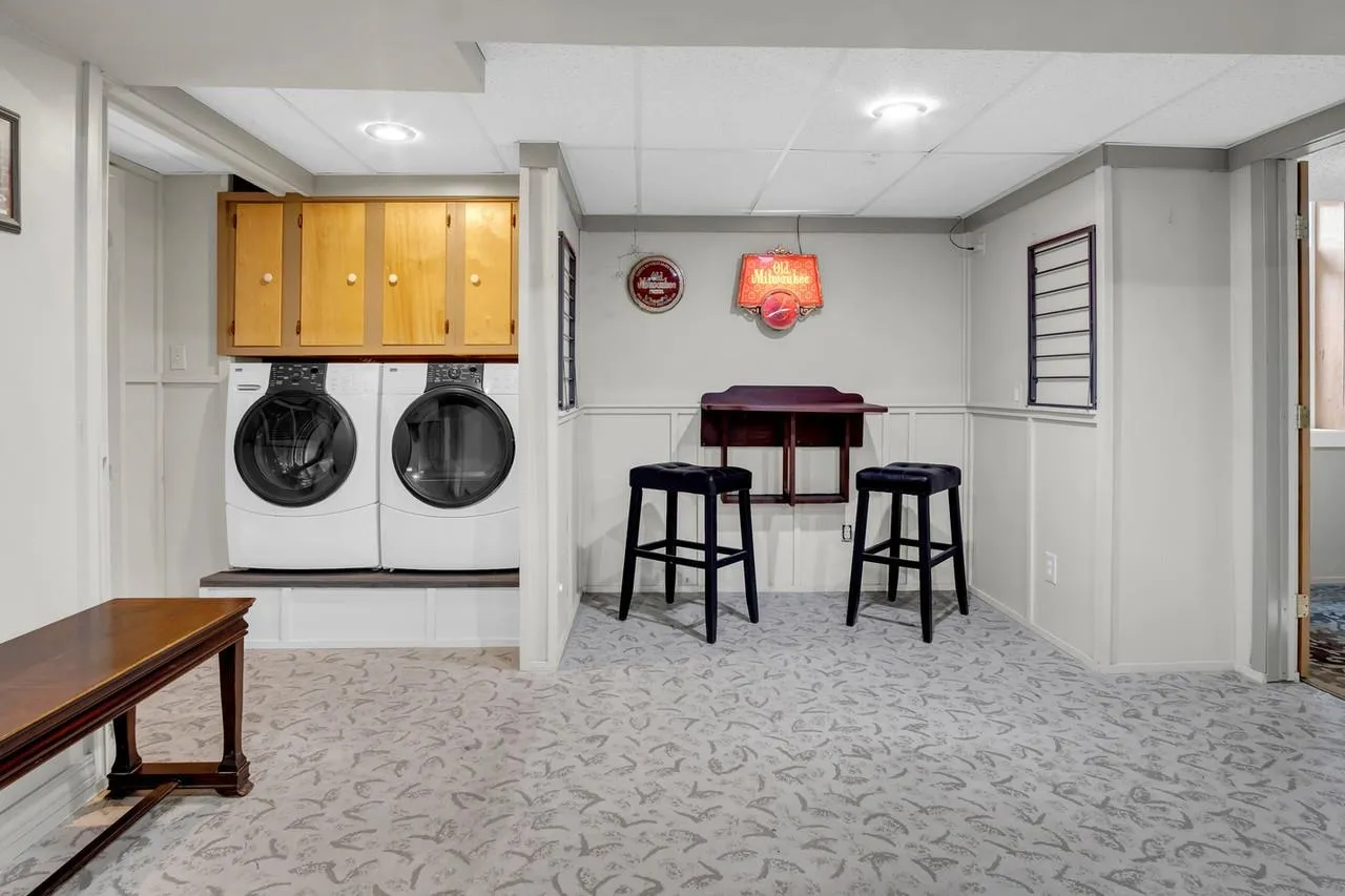 Newton, Kansas 67114, United States, 3 Bedrooms Bedrooms, ,2 BathroomsBathrooms,Residential,Pending,128455