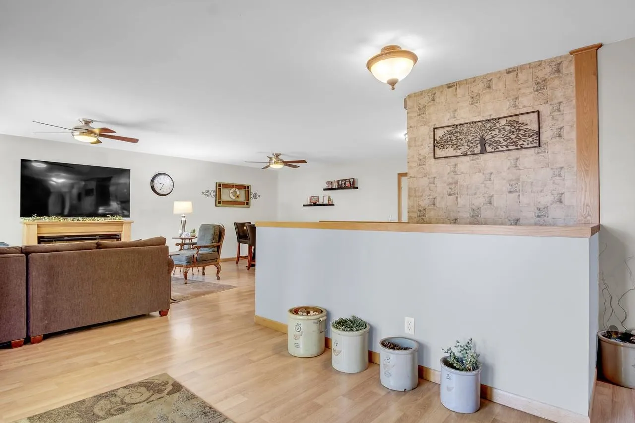 Newton, Kansas 67114, United States, 3 Bedrooms Bedrooms, ,2 BathroomsBathrooms,Residential,Pending,128455