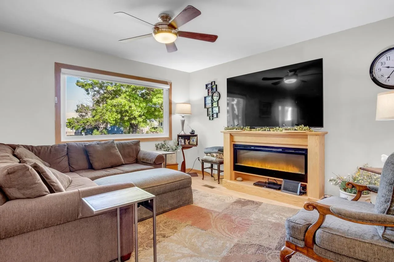 Newton, Kansas 67114, United States, 3 Bedrooms Bedrooms, ,2 BathroomsBathrooms,Residential,Pending,128455