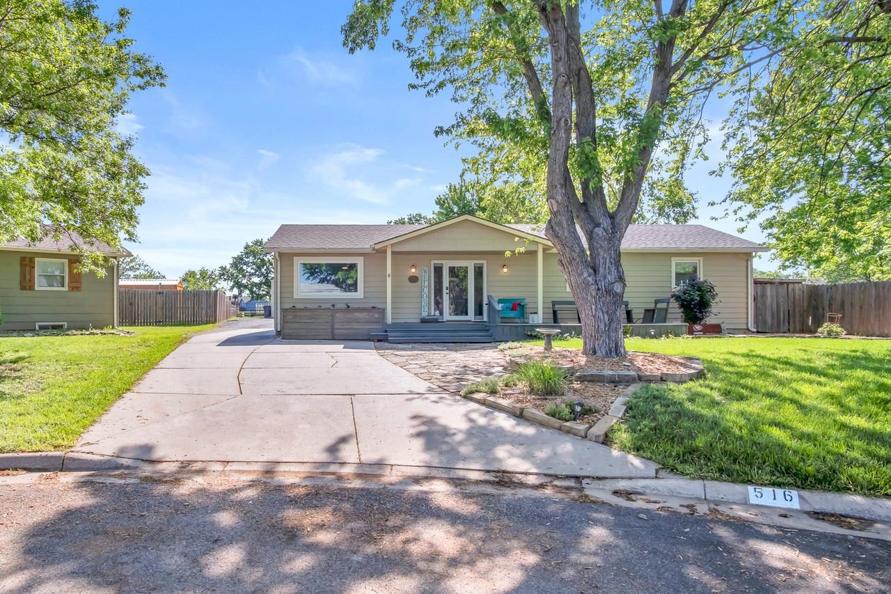 516 Meadowbrook Ct, Newton, Kansas image 2