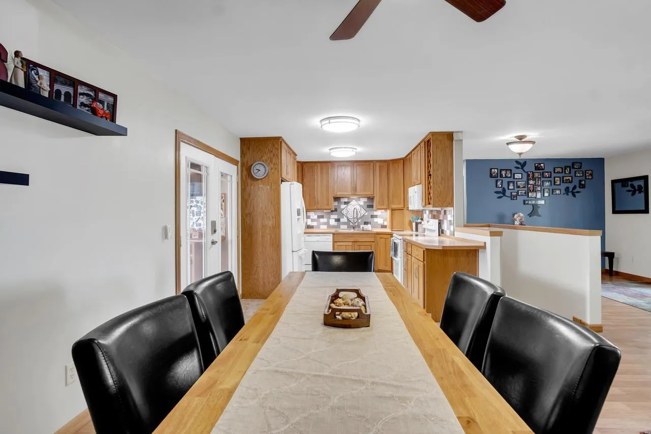 Newton, Kansas 67114, United States, 3 Bedrooms Bedrooms, ,2 BathroomsBathrooms,Residential,Pending,128455