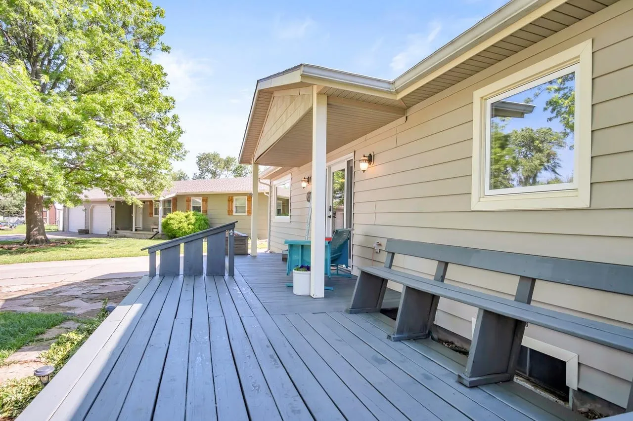 Newton, Kansas 67114, United States, 3 Bedrooms Bedrooms, ,2 BathroomsBathrooms,Residential,Pending,128455