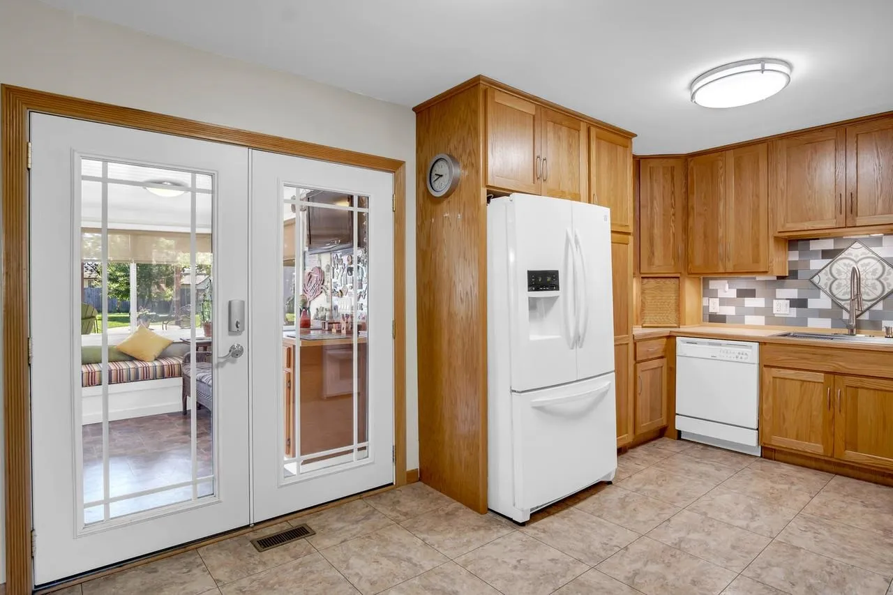 Newton, Kansas 67114, United States, 3 Bedrooms Bedrooms, ,2 BathroomsBathrooms,Residential,Pending,128455