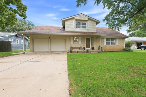 Homes For Sale - 706 N Farmington Dr<br/> Derby, KS 67037