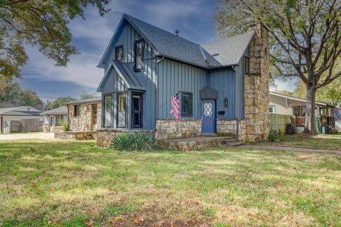 Homes For Sale - 915 E 15th Ave<br/> Winfield, KS 67156