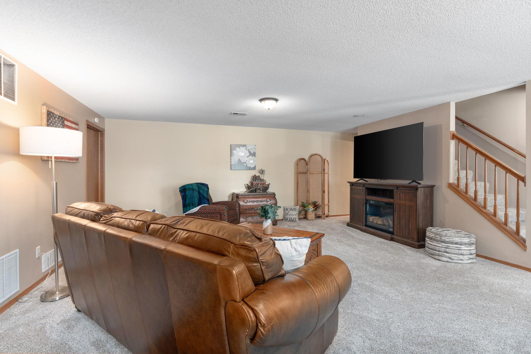 Bel Aire, Kansas 67220, United States, 5 Bedrooms Bedrooms, ,3 BathroomsBathrooms,Residential,Pending,57667