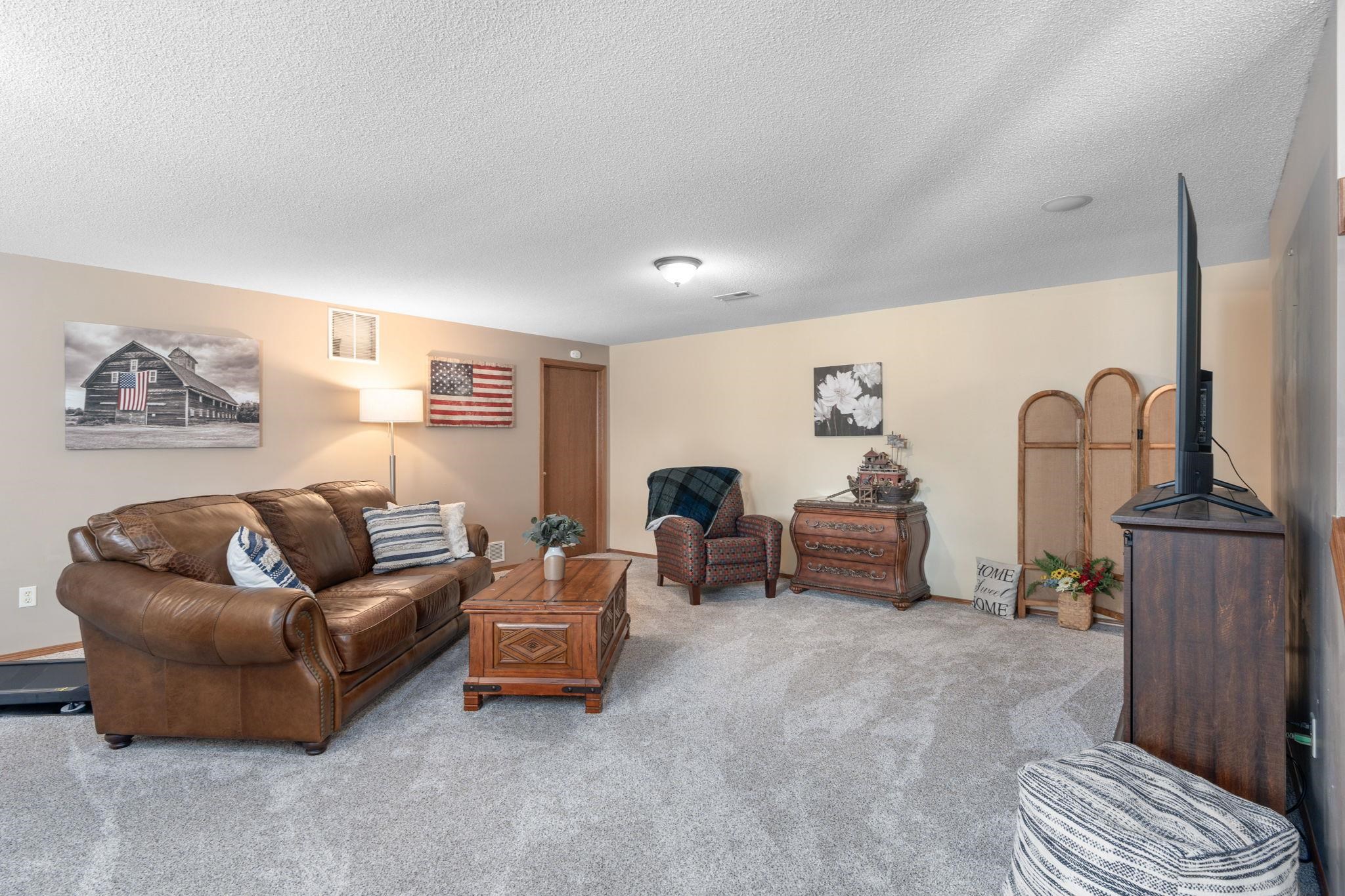 Bel Aire, Kansas 67220, United States, 5 Bedrooms Bedrooms, ,3 BathroomsBathrooms,Residential,Pending,57667